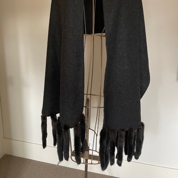 Wool shawl with mink tail fringe, 1980 - Picture 4 of 8